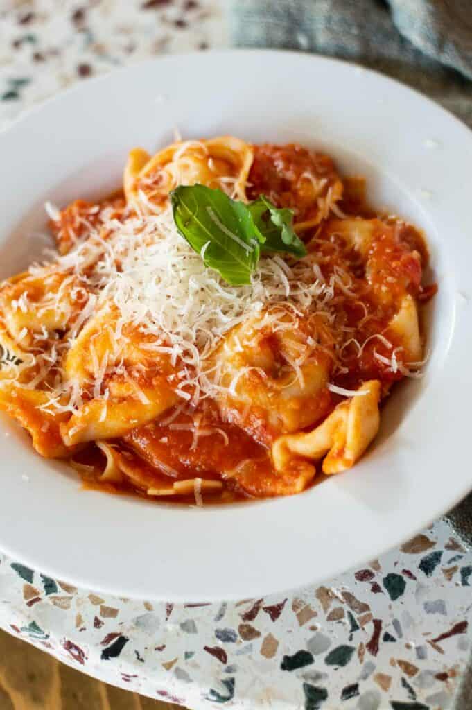 Tortellini Pomodoro in w white bowl